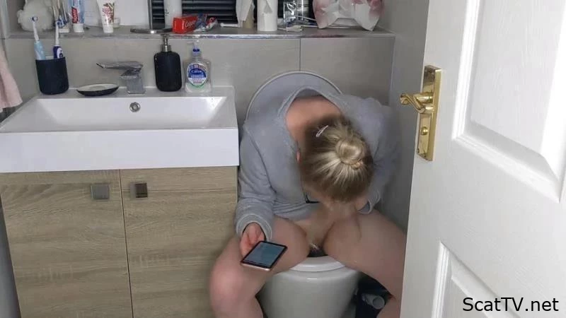 Talking on the toilet whilst shitting - PooGirlSofia - Runny Diarrhea, Shiting, Fisting Scat