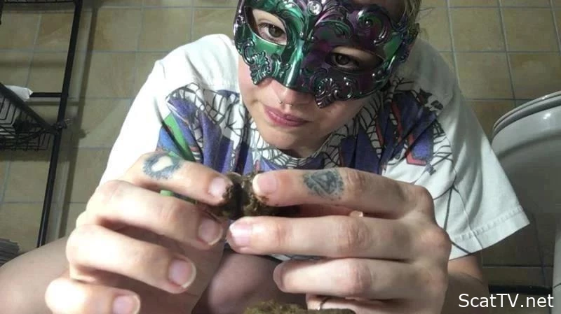 Attempting to Eat My Poo - Thefartbabes - Playful Scat, Smoking Shit, Yummy Scat