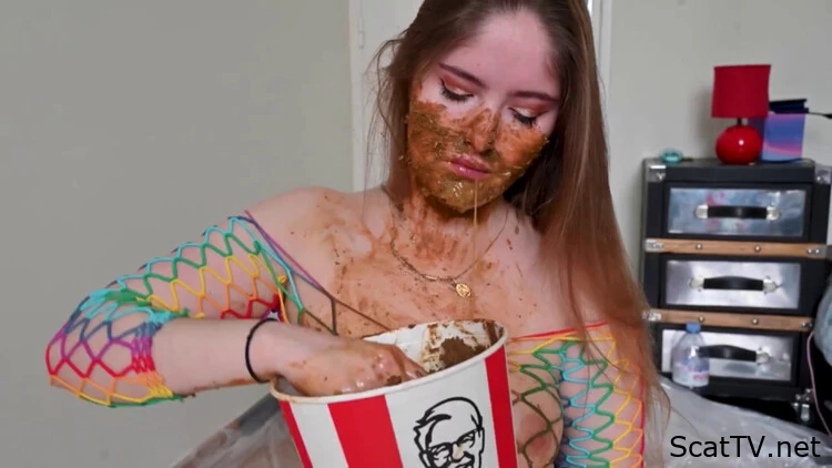 KFC PUKE – I eat shitty tenders and shit by my pussy twice - Ninounini - Fecal, Girls Eating Shit, Scatology